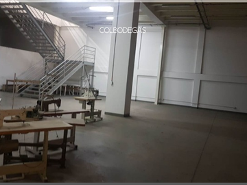 RENTO BODEGA DE 300 METROS2,  Estratégicamente situada en una de las mejores zonas de Pereira y Dosquebradas, con fácil acceso a rutas principales.