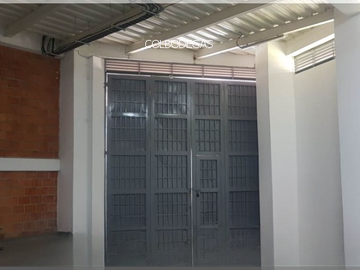 RENTO BODEGA DE 300 METROS2,  Estratégicamente situada en una de las mejores zonas de Pereira y Dosquebradas, con fácil acceso a rutas principales.