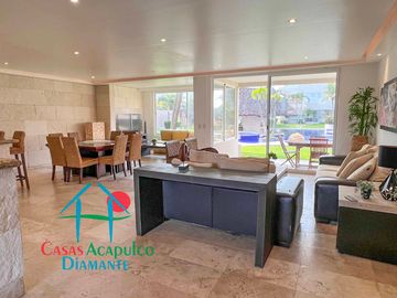 En condominio con club de playa. Terraza con jacuzzi y salida al jardín. Incluye mantenimiento