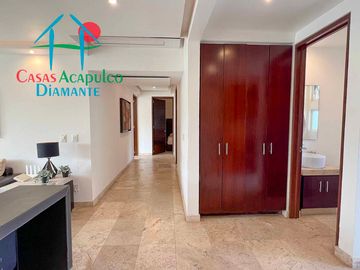 En condominio con club de playa. Terraza con jacuzzi y salida al jardín. Incluye mantenimiento