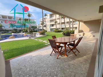 En condominio con club de playa. Terraza con jacuzzi y salida al jardín. Incluye mantenimiento