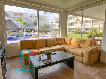 En condominio con club de playa. Terraza con jacuzzi y salida al jardín. Incluye mantenimiento