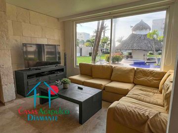 En condominio con club de playa. Terraza con jacuzzi y salida al jardín. Incluye mantenimiento