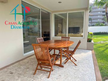 En condominio con club de playa. Terraza con jacuzzi y salida al jardín. Incluye mantenimiento