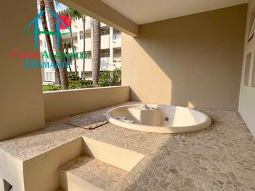 En condominio con club de playa. Terraza con jacuzzi y salida al jardín. Incluye mantenimiento