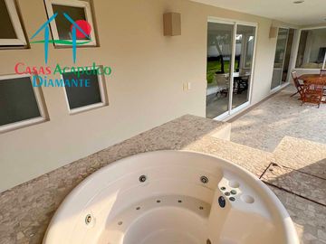 En condominio con club de playa. Terraza con jacuzzi y salida al jardín. Incluye mantenimiento