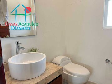 En condominio con club de playa. Terraza con jacuzzi y salida al jardín. Incluye mantenimiento