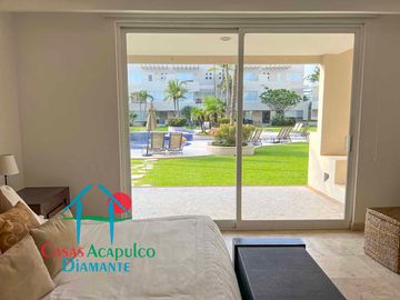 En condominio con club de playa. Terraza con jacuzzi y salida al jardín. Incluye mantenimiento