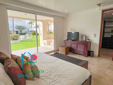 En condominio con club de playa. Terraza con jacuzzi y salida al jardín. Incluye mantenimiento