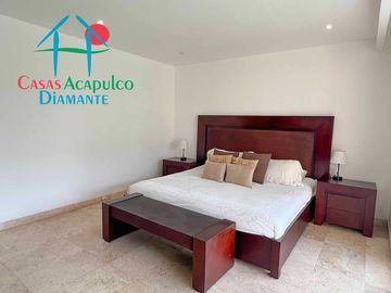 En condominio con club de playa. Terraza con jacuzzi y salida al jardín. Incluye mantenimiento