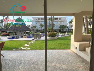 En condominio con club de playa. Terraza con jacuzzi y salida al jardín. Incluye mantenimiento