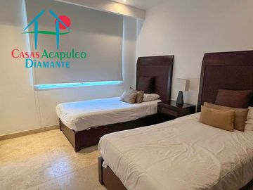 En condominio con club de playa. Terraza con jacuzzi y salida al jardín. Incluye mantenimiento