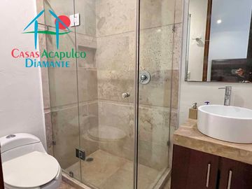 En condominio con club de playa. Terraza con jacuzzi y salida al jardín. Incluye mantenimiento