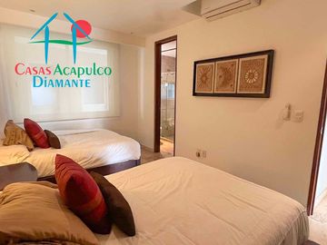 En condominio con club de playa. Terraza con jacuzzi y salida al jardín. Incluye mantenimiento