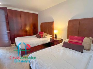 En condominio con club de playa. Terraza con jacuzzi y salida al jardín. Incluye mantenimiento