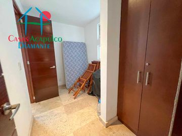 En condominio con club de playa. Terraza con jacuzzi y salida al jardín. Incluye mantenimiento