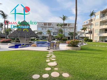 En condominio con club de playa. Terraza con jacuzzi y salida al jardín. Incluye mantenimiento