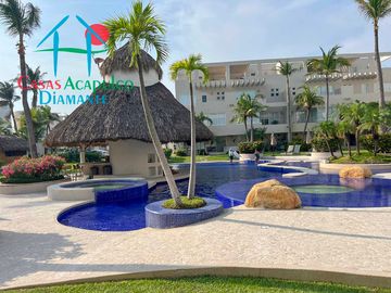 En condominio con club de playa. Terraza con jacuzzi y salida al jardín. Incluye mantenimiento