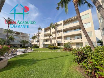 En condominio con club de playa. Terraza con jacuzzi y salida al jardín. Incluye mantenimiento