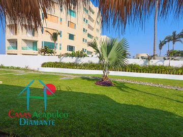 En condominio con club de playa. Terraza con jacuzzi y salida al jardín. Incluye mantenimiento