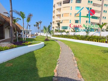 En condominio con club de playa. Terraza con jacuzzi y salida al jardín. Incluye mantenimiento