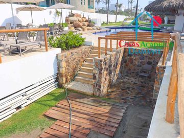En condominio con club de playa. Terraza con jacuzzi y salida al jardín. Incluye mantenimiento