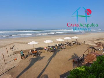 En condominio con club de playa. Terraza con jacuzzi y salida al jardín. Incluye mantenimiento