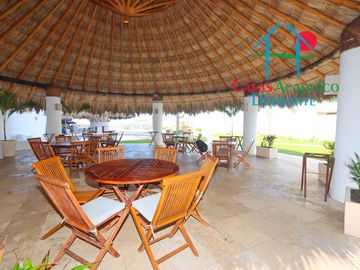 En condominio con club de playa. Terraza con jacuzzi y salida al jardín. Incluye mantenimiento