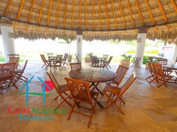 En condominio con club de playa. Terraza con jacuzzi y salida al jardín. Incluye mantenimiento
