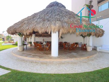 En condominio con club de playa. Terraza con jacuzzi y salida al jardín. Incluye mantenimiento