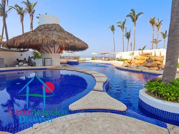 En condominio con club de playa. Terraza con jacuzzi y salida al jardín. Incluye mantenimiento