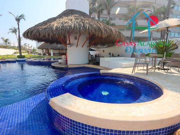 En condominio con club de playa. Terraza con jacuzzi y salida al jardín. Incluye mantenimiento