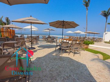 En condominio con club de playa. Terraza con jacuzzi y salida al jardín. Incluye mantenimiento