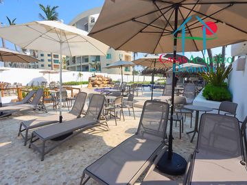 En condominio con club de playa. Terraza con jacuzzi y salida al jardín. Incluye mantenimiento
