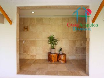 En condominio con club de playa. Terraza con jacuzzi y salida al jardín. Incluye mantenimiento
