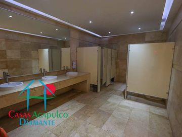 En condominio con club de playa. Terraza con jacuzzi y salida al jardín. Incluye mantenimiento