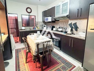 EN VENTA: lujoso y equipado departamento en Urbanizacion La Riviera, Machala