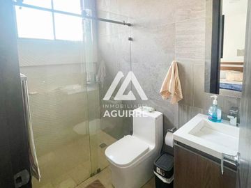 EN VENTA: Lujoso departamento de 2 habitaciones en sector Las Crucitas, Machala
