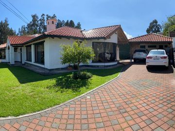 Casa una planta en urbanización privada, más suite, terreno libre de 600, Sangolquí $340.000