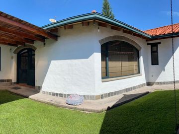 Casa una planta en urbanización privada, más suite, terreno libre de 600, Sangolquí $340.000