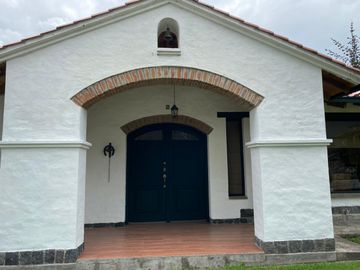Casa una planta en urbanización privada, más suite, terreno libre de 600, Sangolquí $340.000