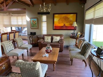 Casa una planta en urbanización privada, más suite, terreno libre de 600, Sangolquí $340.000