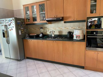 Casa una planta en urbanización privada, más suite, terreno libre de 600, Sangolquí $340.000