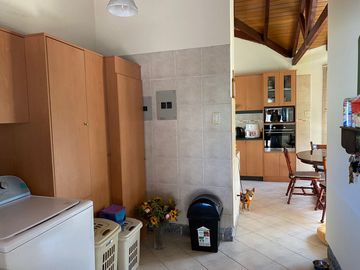 Casa una planta en urbanización privada, más suite, terreno libre de 600, Sangolquí $340.000