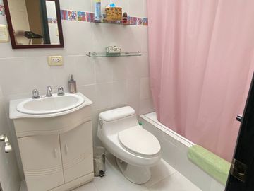 Casa una planta en urbanización privada, más suite, terreno libre de 600, Sangolquí $340.000