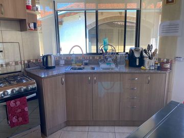 Casa una planta en urbanización privada, más suite, terreno libre de 600, Sangolquí $340.000