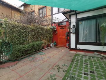 Se vende casa pareada, 3 pisos, 4 habitaciones, 2 baños