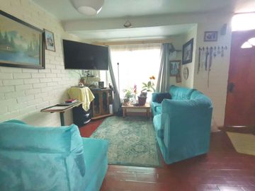 Se vende casa pareada, 3 pisos, 4 habitaciones, 2 baños