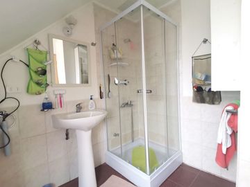 Se vende casa pareada, 3 pisos, 4 habitaciones, 2 baños