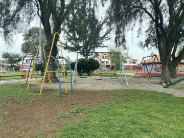 Se vende casa pareada, 3 pisos, 4 habitaciones, 2 baños